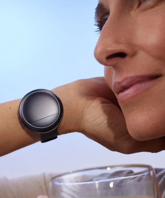 Pulsera inteligente de enfriamiento y calentamiento Embr Wave 2 - negra Foto 2 de 4