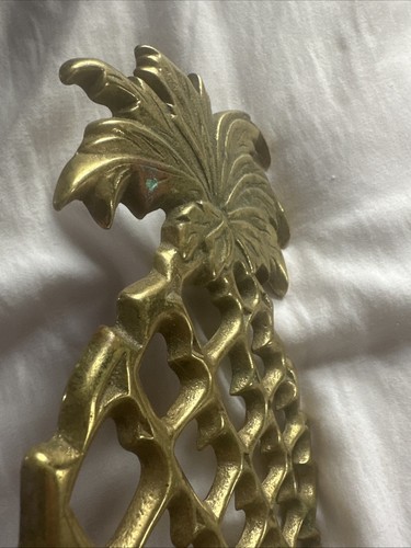 Brass Virginia Metalcrafters 1999 Williamsburg Trivet PINEAPPLE, Approx 5" X 8" - Picture 7 of 7