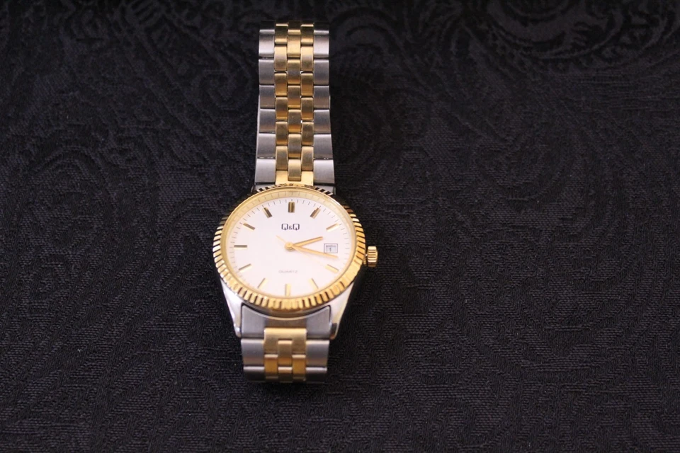 Q&Q Mens Quartz Wrist Watch Gold-tone & Silver-tone with Date - Image 2 of 4