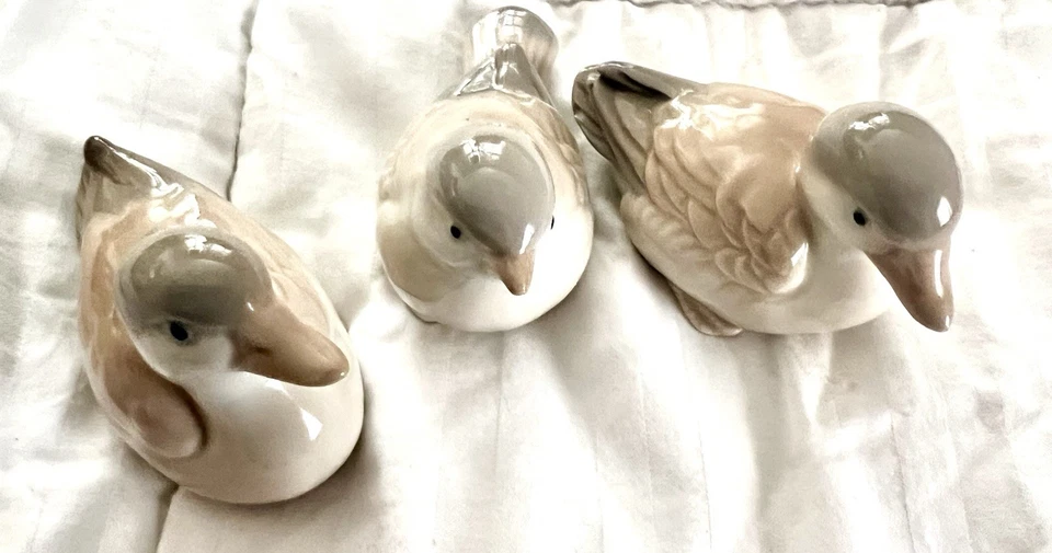 "Juego de 3 pájaros de porcelana gris y tostado de 2"" de alto" Foto 2 de 2