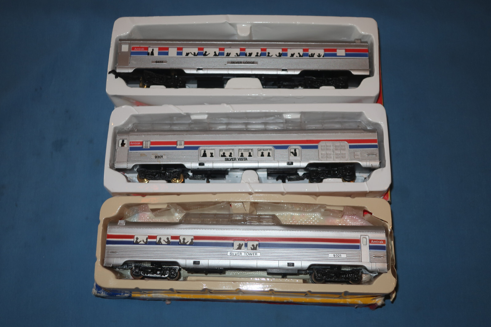 Life Like HO Amtrak Passenger Cars 9301 Vista Dome, 9321 Silver