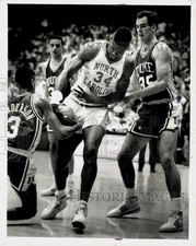 1989 Press Photo Duke's Phil Henderson takes ball from JR Reid of North Carolina