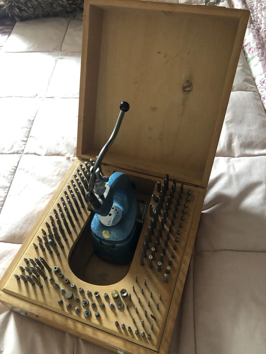 Lot De 17 Tasseaux Pour Outillage Horloger - Potence à River Et Chasser - Suisse