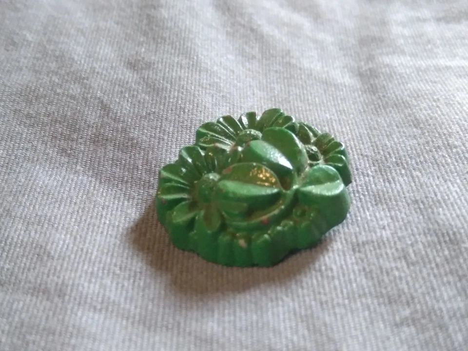 3 botones de plástico ornamentado vintage. Foto 4 de 4