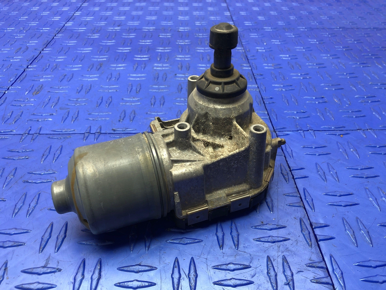 2014-2019 BMW I8 FRONT LEFT WINDSHIELD WIPER MOTOR OEM 2015 2016 2017 2018
