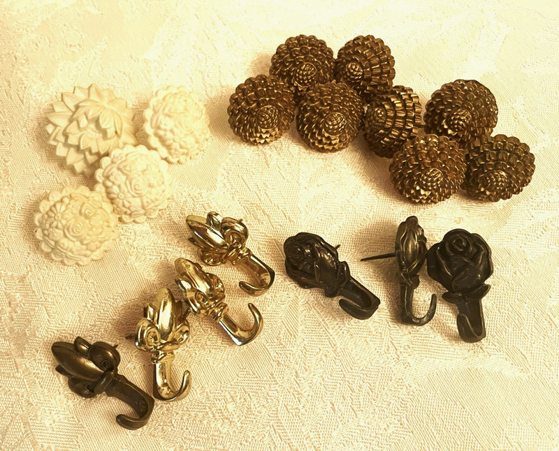 Lot 19 Vintage Hard Plastic Curtain Tie Backs -Flowers, Fleur-de-Lis, Roses