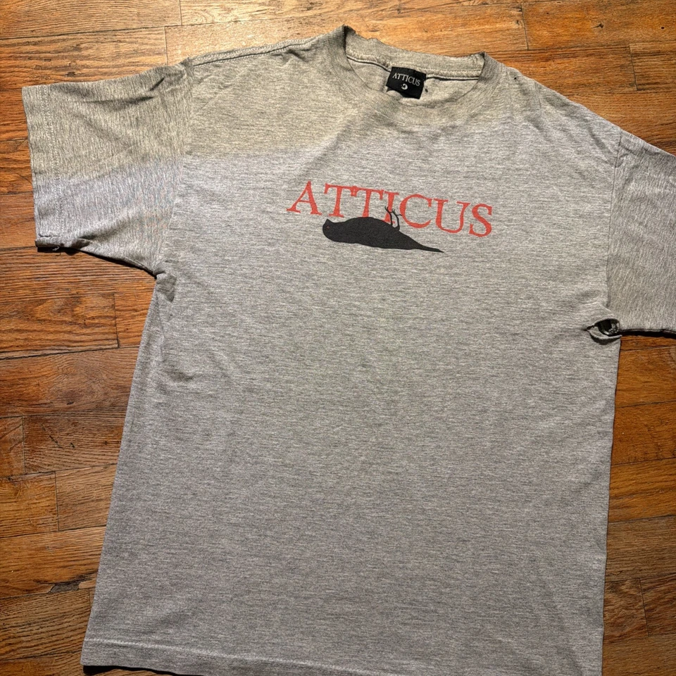 Camiseta De Colección Atticus Dead Bird Logo Mediana Parpadea-182 Gris Rojo Y2K Golpeada Foto 2 de 4