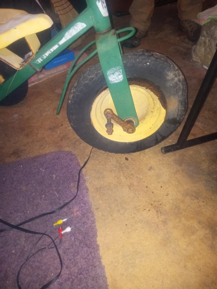 Tractor de juguete John Deere vintage montado Foto 2 de 4