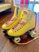 Size 6 Moxi Beach Bunny Skates in Strawberry Lemonade 
