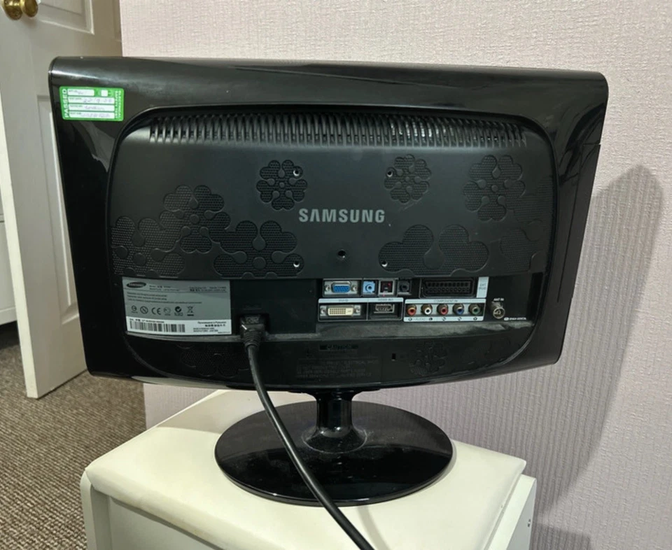 Samsung SyncMaster LS19CFEKF 19” HD Ready LCD TV/Monitor With Freeview No Remote - Image 3 of 4