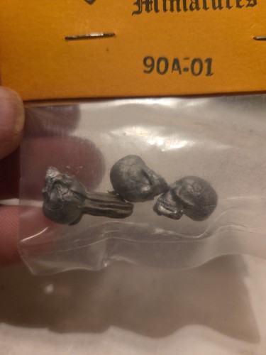 Broadsword Miniatures 90MM Skulls 90A-01 - Picture 2 of 6