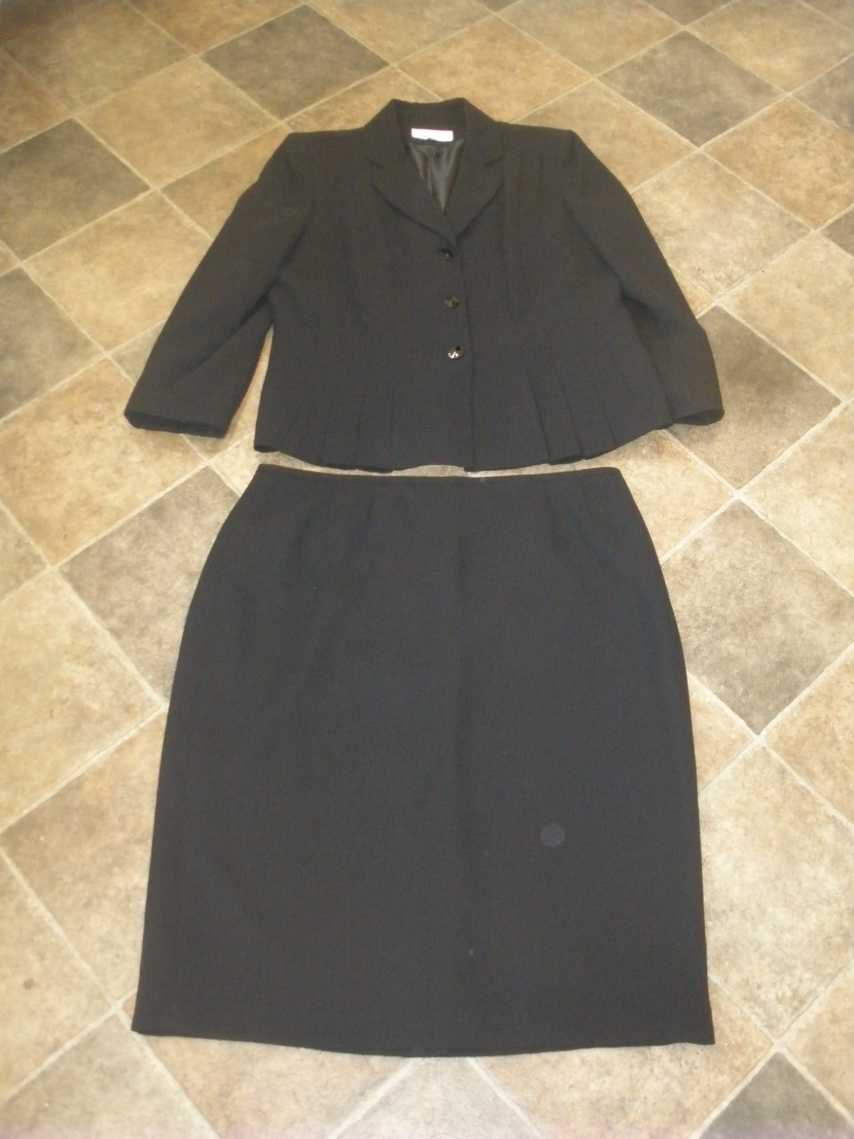 Vintage Women's 2 pc.Skirt Suit Black 16 Le Suit (T103)