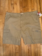 NWT Wrangler 10  Inseam Relaxed Fit Khaki Cargo Shorts Men  s Size 48
