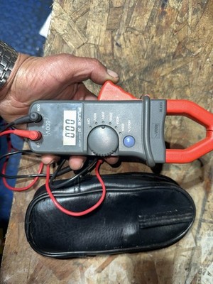 Fluke 30 True RMS Clamp Meter with Test Leads and Battery Included