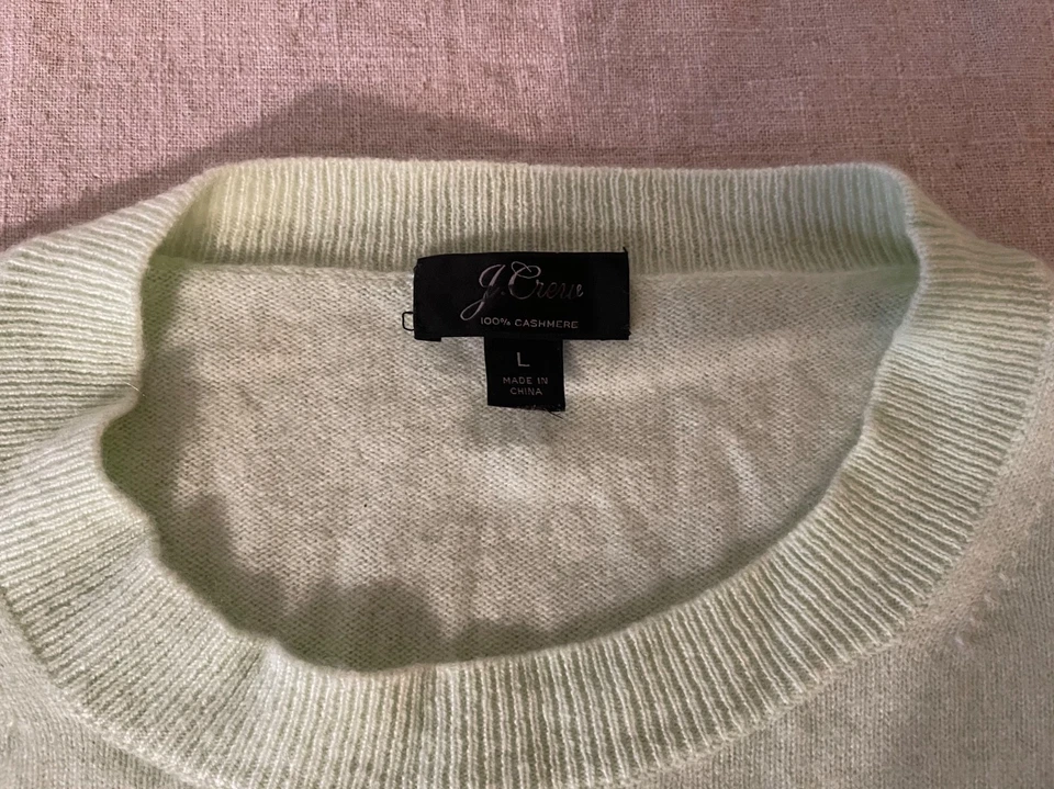 J. Suéter pulôver Crew verde limão pálido 100% cashmere gola redonda fenda lateral G - Imagem 2 de 4