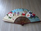 ancien éventail monture bois ,peinture a décors japonisant (ev50)