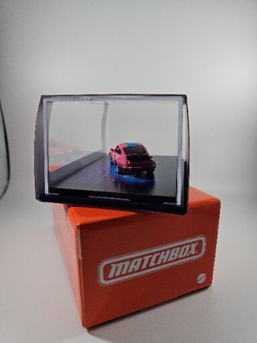 Matchbox Collectors '80 Porsche 911 Turbo Metallico Rosa Caldo In Mano SCATOLA SIGILLATA - Foto 2 di 4