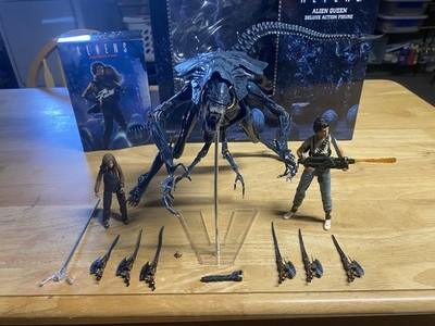NECA- Aliens : Alien Queen /  Resucing Newt  *Complete With Original Packaging*