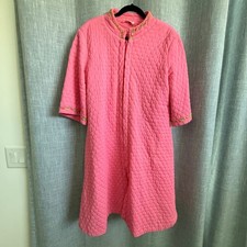 VTG 1950/60s Quilted Robe Womens M Pink Floral Embroidered Zip Front Lounger
