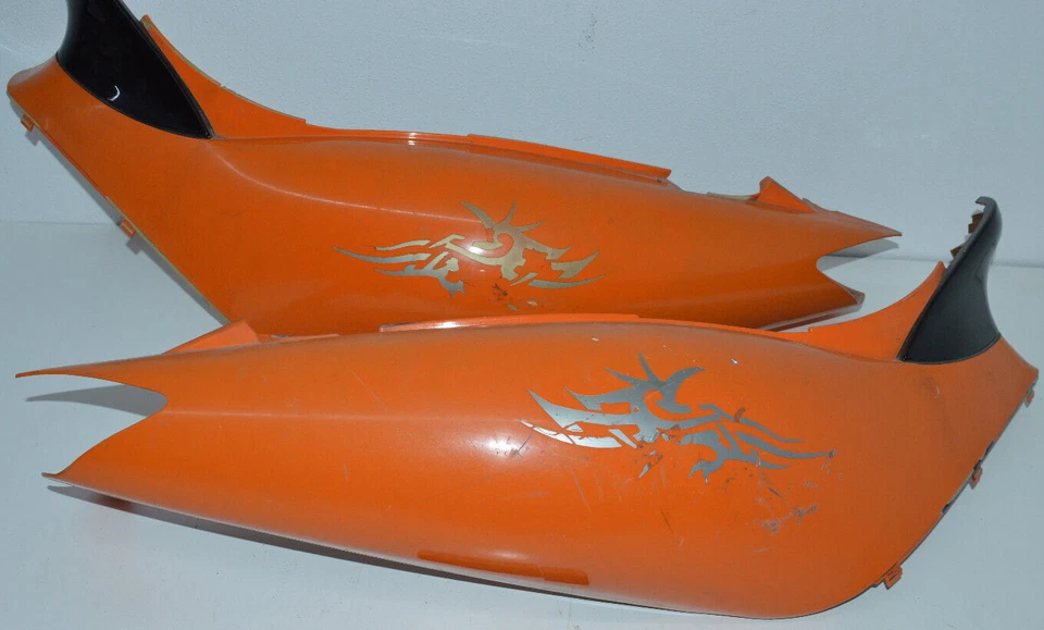 KYMCO SUPER 9 SEITENVERKLEIDUNG HECK SITZBANKVERKLEIDUNG RECHTS LINKS ORANGE - Bild 1 von 4