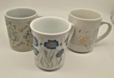 ☕️ Vintage: 3 weiße KAFFEETASSEN mit Blumenmotiven - China 1990er - Bild 1 von 4