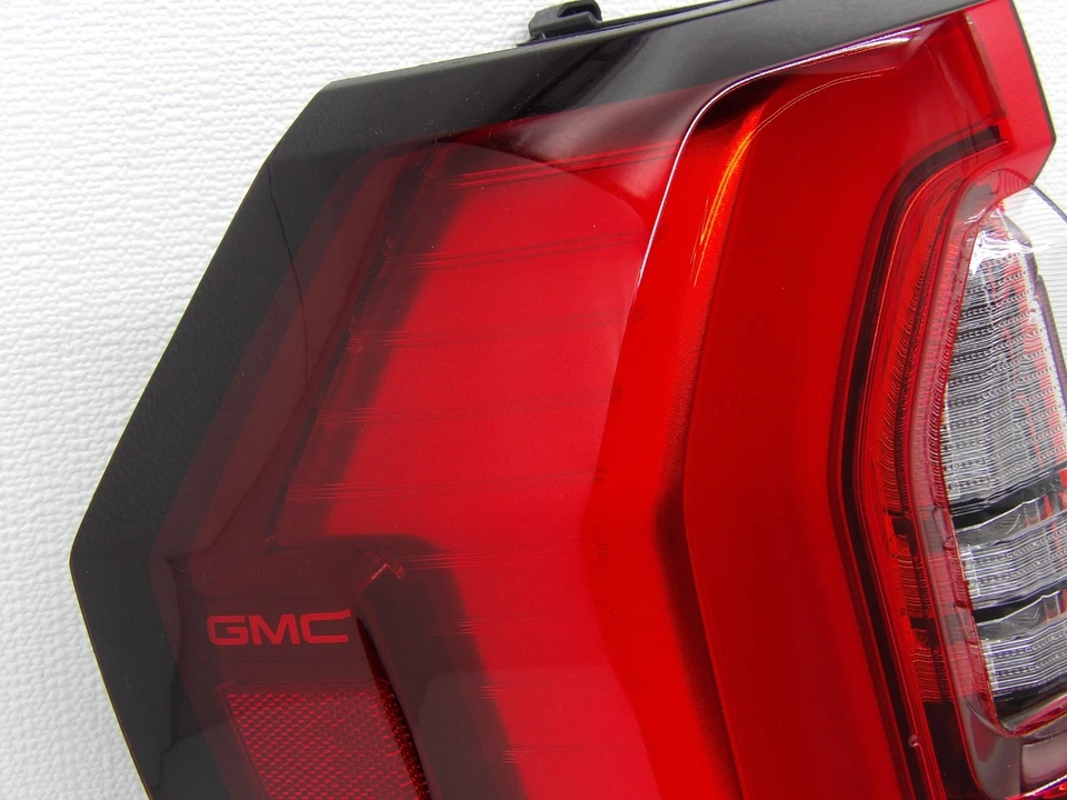 2025-2026 GMC Yukon Full LED Outer Tail Light Left/Driver LH OEM  85777735 Foto 2 de 4