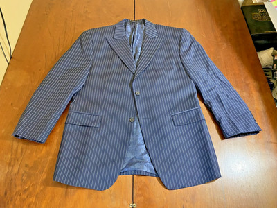 2025 SEAN JOHN Navy Blue Pin Striped Full Suit 42S Wool Peaked Lapel