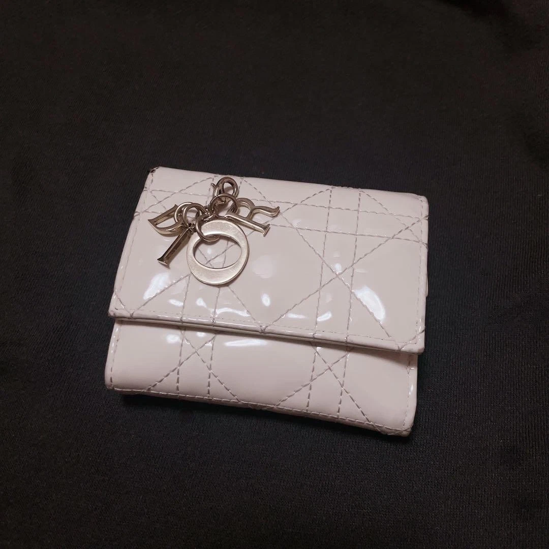 Portefeuille Dior Lady Dior avec boite étiquettes et sangle marque 2024 achat