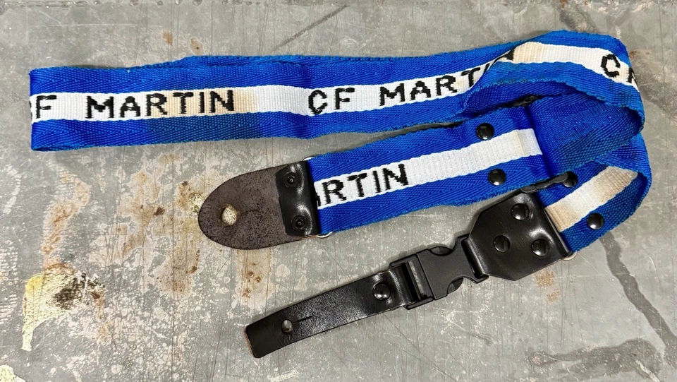 Correa de guitarra de nailon vintage usada hecha en Italia C F Martin azul y blanco Foto 2 de 4