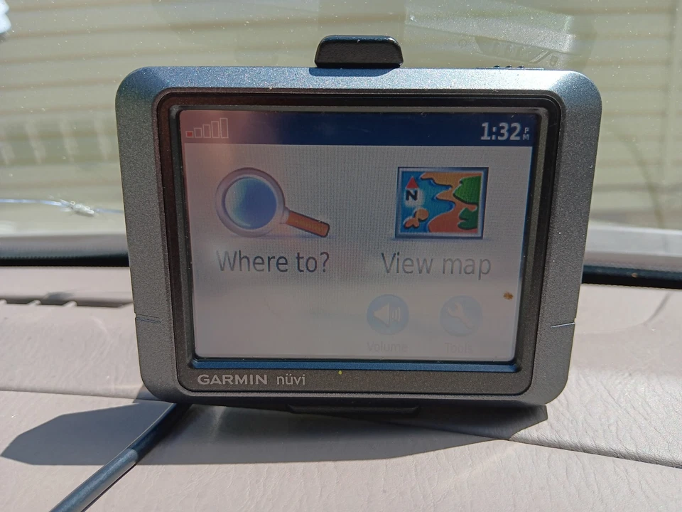 Garmin nuvi 205 Portable GPS Bundle with Car Charger and mount bracket. Tested. - Image 3 of 4