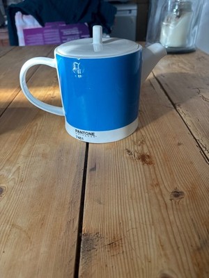 Pantone Universe 7461 blau-weiße Teekanne