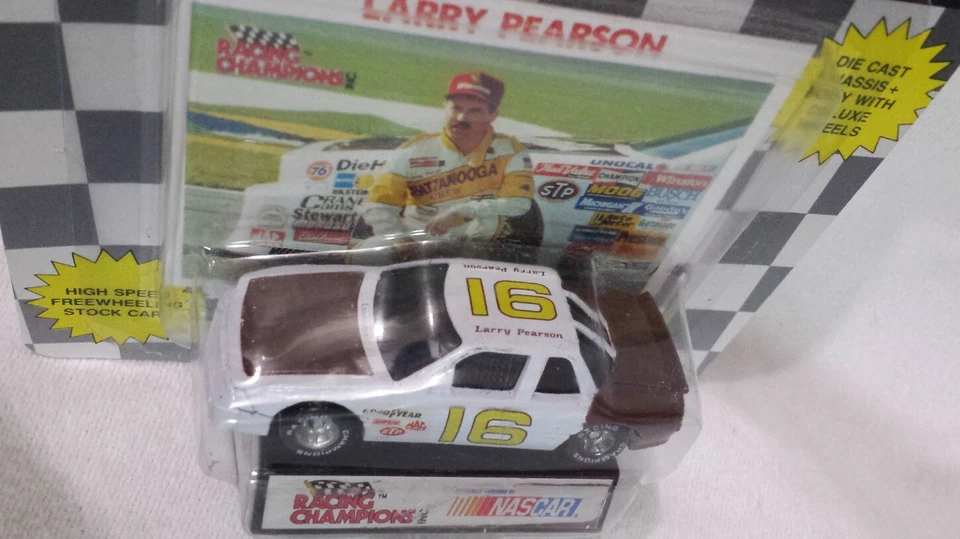 Larry Pearson Racing Champions 1:64 NASCAR #16 coche blanco, tarjeta y soporte 1990 Foto 4 de 4