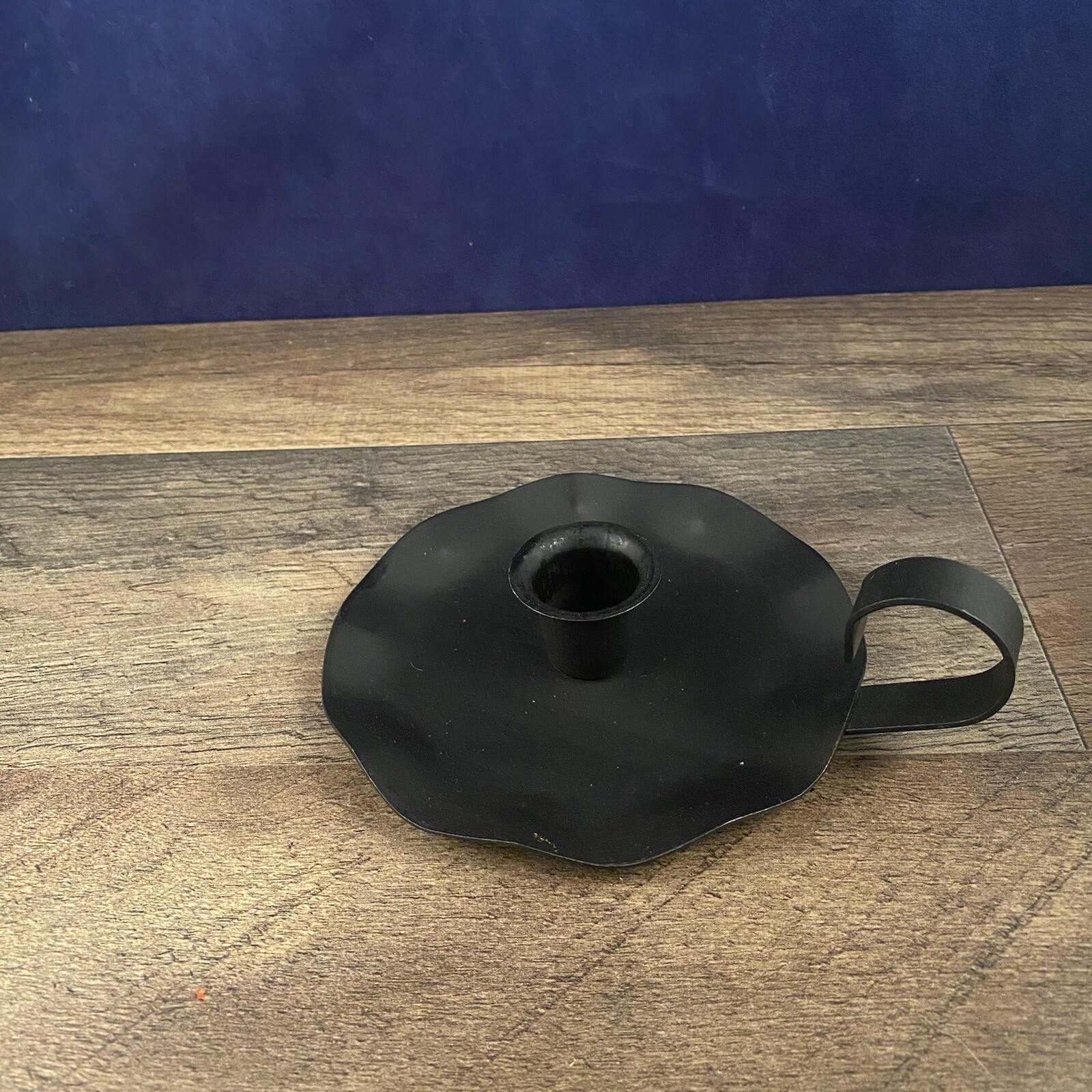 Black metal single candle holder with handle