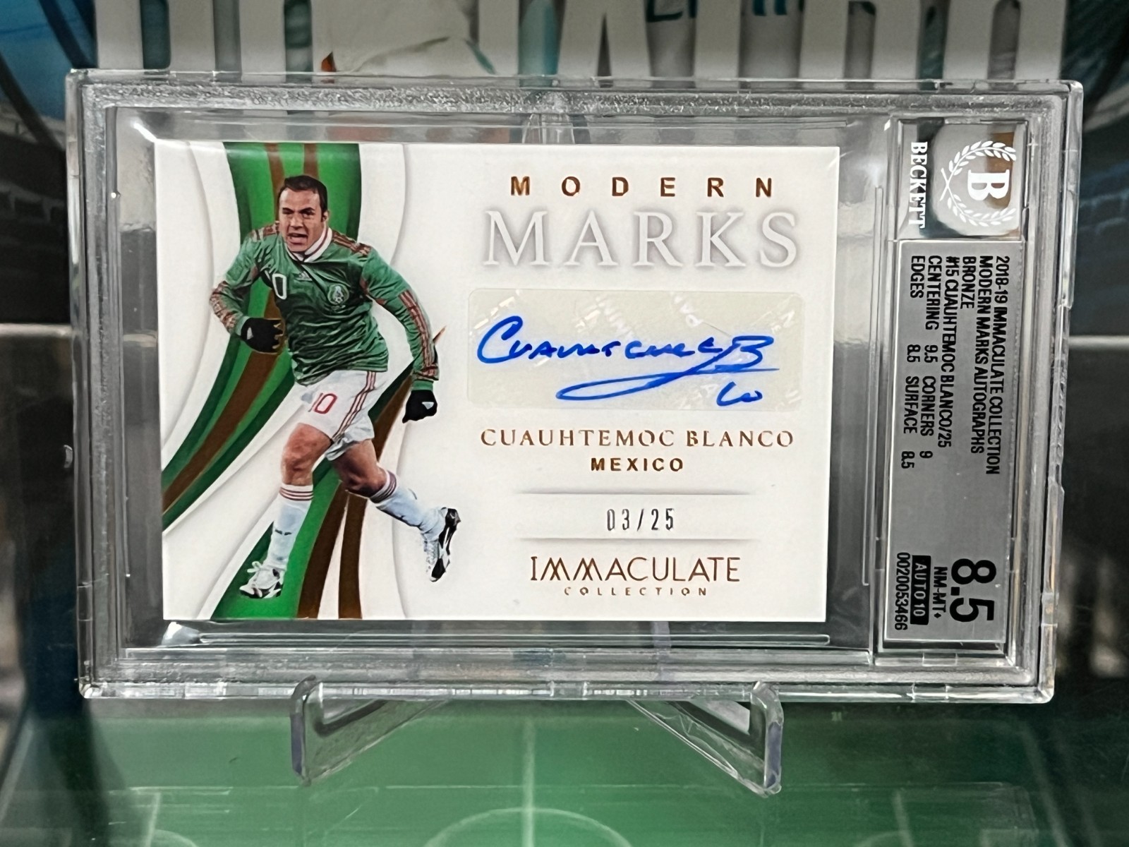 2018-19 Immaculate Modern Marks Cuauhtémoc Blanco Bronze /25 BGS 8.5 Auto 10 view 13