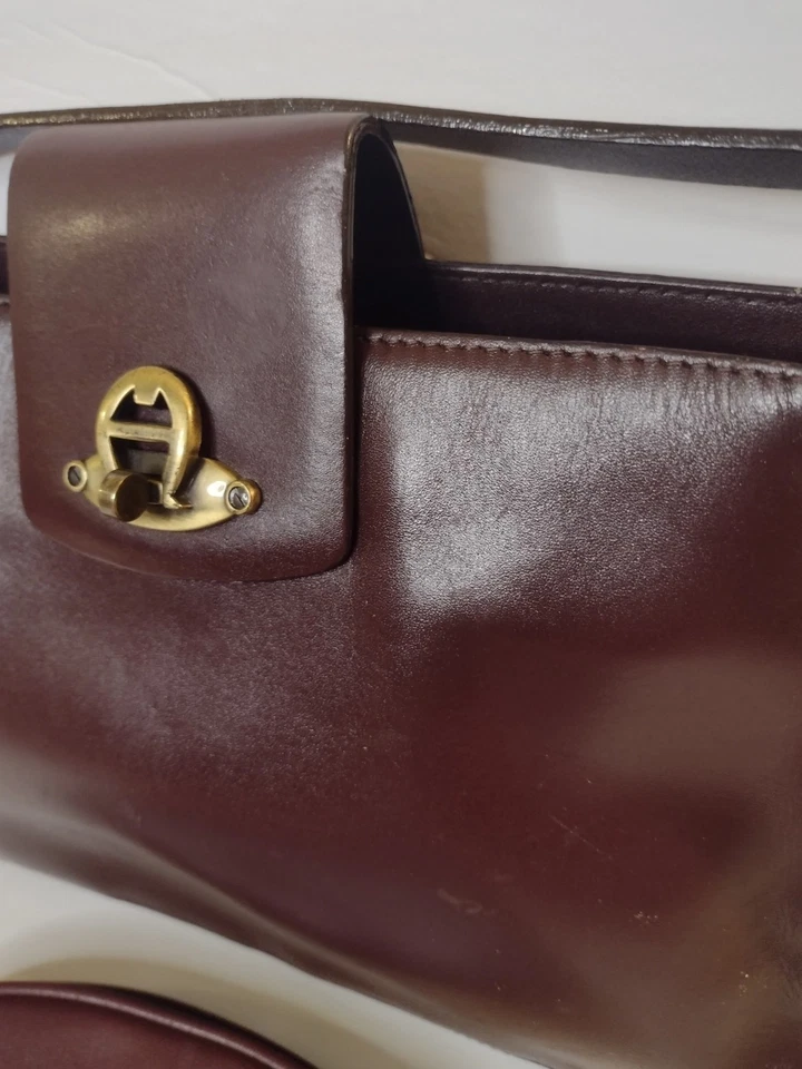 Bolso con solapa de cuero Etienne Aigner 50 años + bolsa extra vintage oro sangre de buey Foto 2 de 4