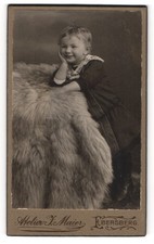 Fotografie Atelier F. Maier, Ebersberg, Strahlender Knabe im Sonntagsstaat, auf 