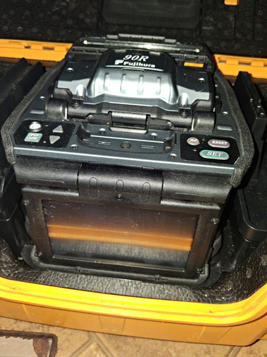Fujikura 90R Fiber Optic Fusion Splicer Kit with Carrying Case