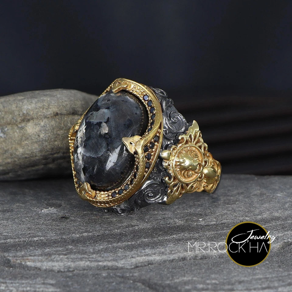 Черный камень ларвакит, рельеф лев, золото родия покрытием, 925 K серебро мужское кольцо - Изображение 2 из 4