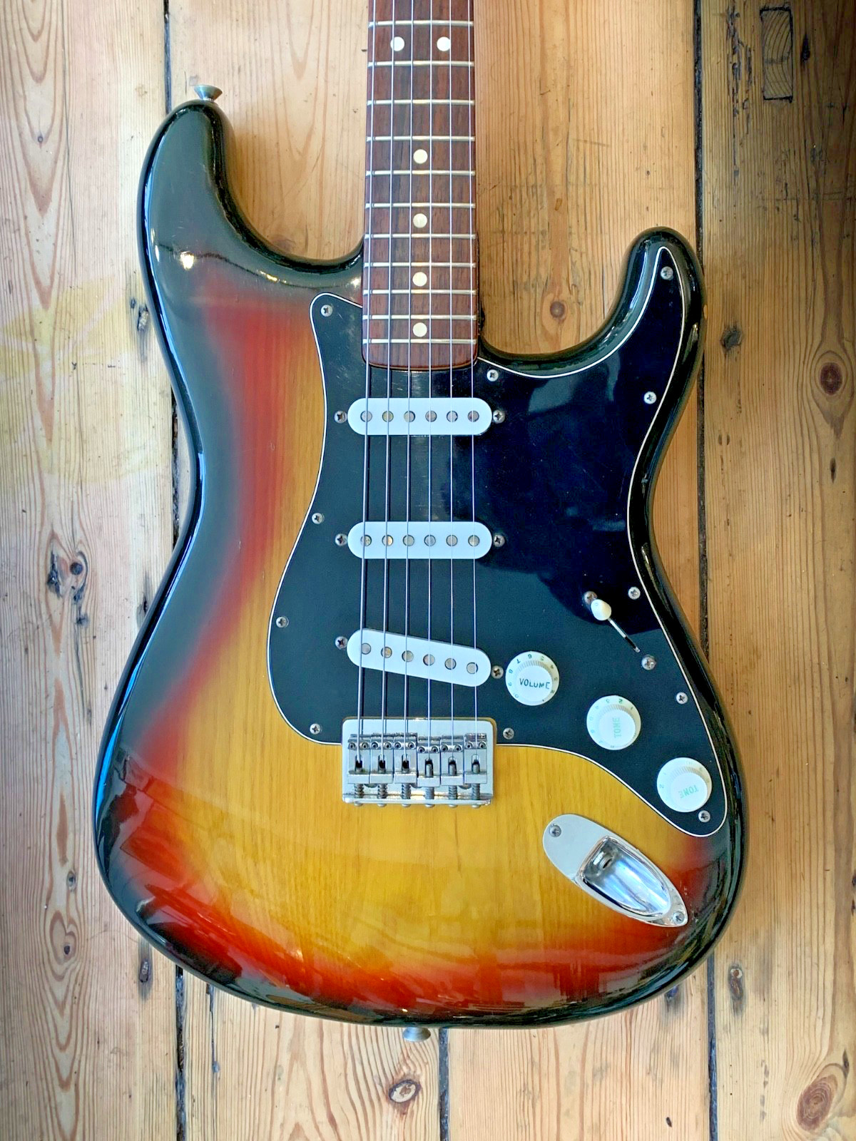 1975 Fender Stratocaster Hardtail 3-tone sunburst and hard shell case