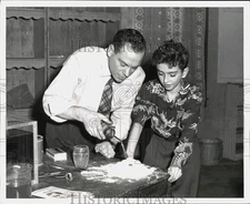 1952 Press Photo Don Herbert demonstrates heat resistance in NBC's "Mr. Wizard"