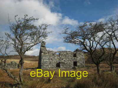Photo 6x4 Cefn Carn. Ganllwyd/SH7224 Un o nifer o adfeilion ar y llechwe c2007