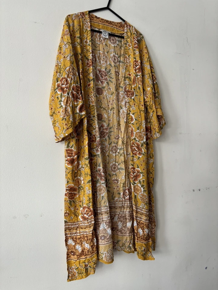 Kimono para mujer Silver Wishes amarillo mostaza con estampado de flores talla pequeña RAYON Foto 2 de 4