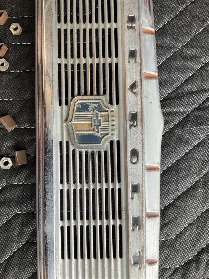 1942 Chevy Special Deluxe CENTER DASH TRIM / Radio SPEAKER GRILLE COVER Foto 3 de 4