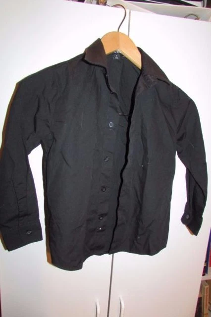 boys outfit: 2 white & black dress shirts 1 pair pants 1 clip/on tie size 5(D-F) — 第 2/4 张图片