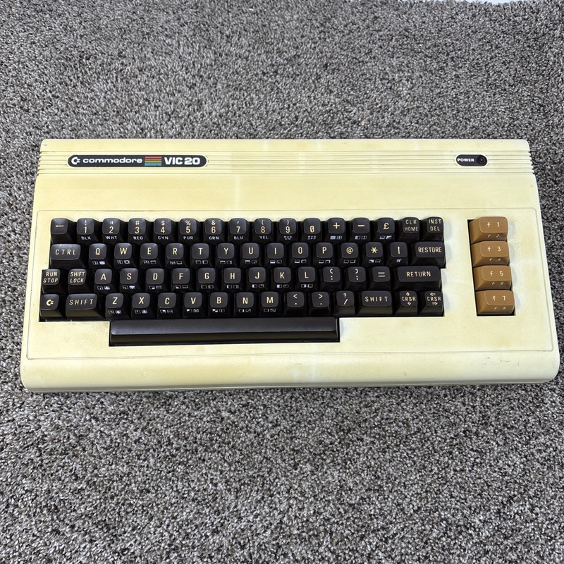 COMMODORE VIC-20 DIN COMPUTER ONLY TESTED AND WORKING READ