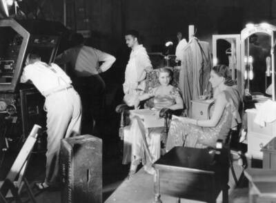 Rose Hobart Genevieve Tobin wait crew prepare next scene film- 1930 Old Photo