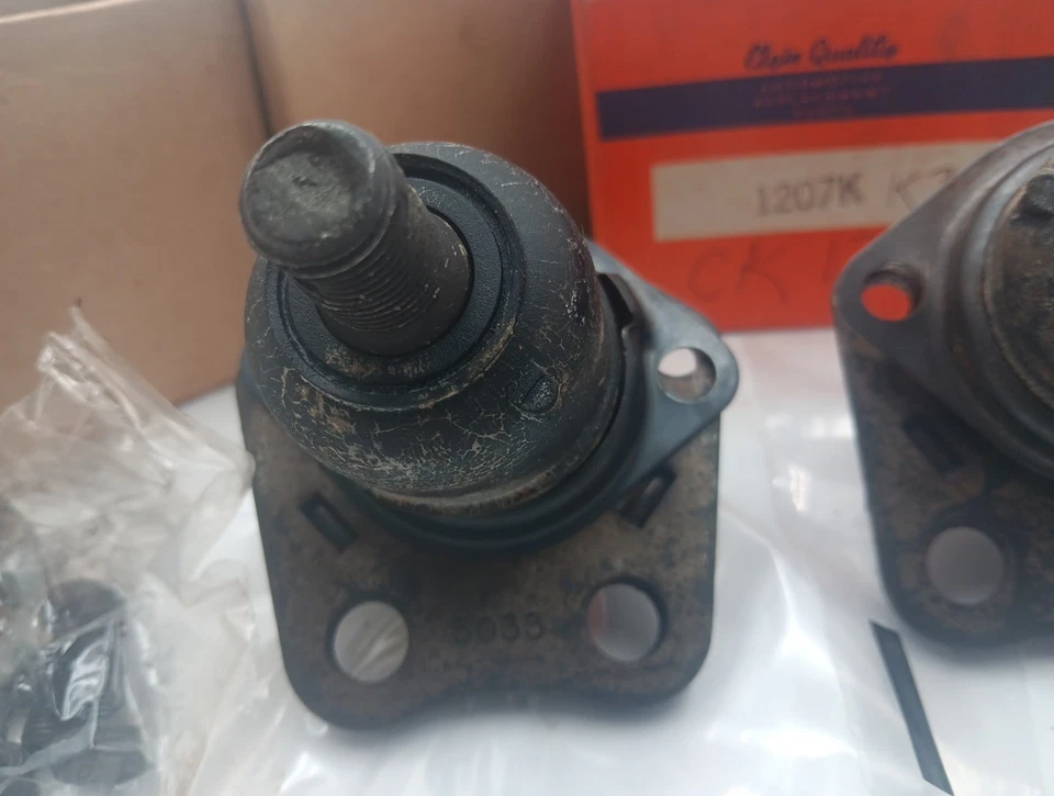 PAR DE RÓTULAS INFERIORES PARA 1961 - 1969 AMC MARLIN CLÁSICO EMBAJADOR HECHO EN EE. UU. Foto 3 de 4