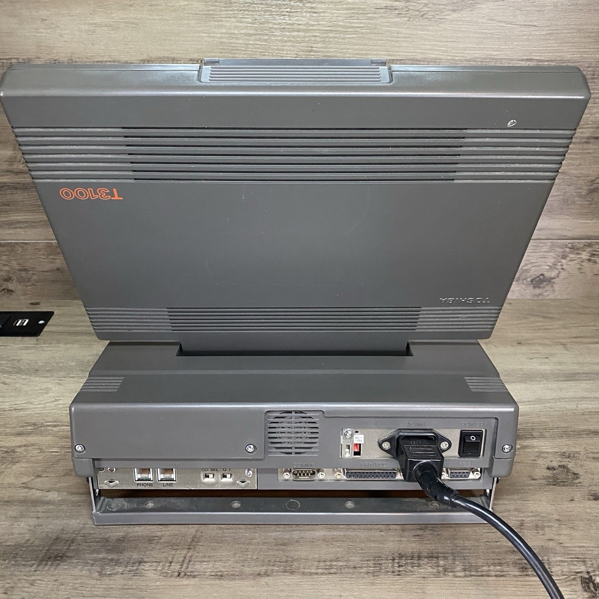 Vintage Retro Toshiba T3100 PA7037U Laptop Powers On w/ Cord