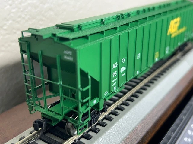 AGP GRAIN COOP CYLINDRICAL RIB SIDE 18 RIB COVERED 3-BAY HOPPER CAR HO Scale NEW - Image 4 of 4