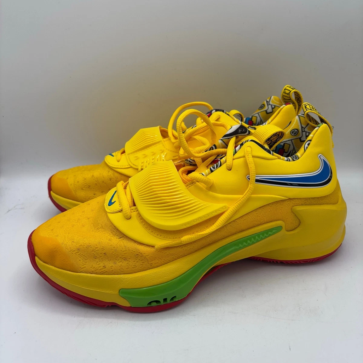 Preços baixos em Nike UNO x Zoom Freak 3 NRG 50th Anniversary